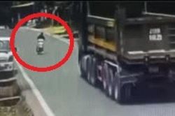Clip: Chạy xe máy 'khó lường', lao vào đầu xe tải, tài xế gặp đại nạn