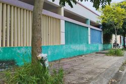 Người dân mang hoa, bánh đến cổng trường tiễn biệt bé trai bị bỏ quên trên xe đưa đón