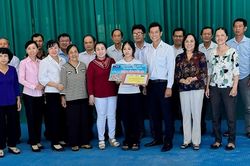 Trao học bổng 'Gương sáng hiếu học'