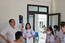 Tập huấn tiếp nhận kỹ thuật 'Điều trị đau thần kinh tọa bằng các phương pháp y học cổ truyền'