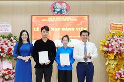 Kết nạp đảng cho 2 học sinh ưu tú