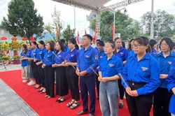 Tuổi trẻ Thành phố dâng hương Khu lưu niệm đồng chí Hoàng Đình Giong