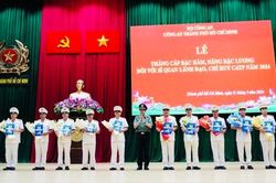 Công an TPHCM trao quyết định thăng bậc hàm, nâng lương cho lãnh đạo, chỉ huy năm 2024