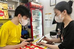 Quán bánh bao đặc biệt, khách và nhân viên giao tiếp bằng điện thoại
