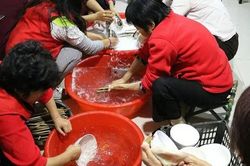 Nhận người phụ nữ U60 vào làm lao công, ông chủ vô tình thấy cảnh tượng sốc: Hóa ra tôi mới là kẻ làm thuê!