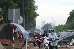 'Lô cốt' thi công gây mất an toàn, ùn tắc trên đại lộ Thăng Long