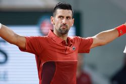 Djokovic đi tiếp một cách thần kỳ lúc 3 giờ sáng sau trận đấu đi vào lịch sử giải Pháp mở rộng