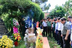 Thủ tướng Phạm Minh Chính dâng hương, viếng Đại tướng Võ Nguyên Giáp và các anh hùng, liệt sĩ tại Quảng Bình