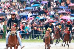 Sôi nổi Giải đua ngựa truyền thống huyện Bắc Hà mở rộng lần thứ 17