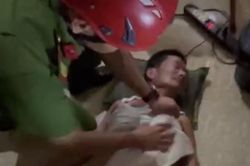 30 phút giải cứu người đàn ông mắc kẹt giữa khe tường 2 nhà