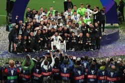 Vỡ òa khoảnh khắc Real Madrid nâng cao cúp vô địch C1 lần thứ 15