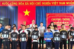 Trên 68 triệu đồng tặng quà cho trẻ em làng Wâu
