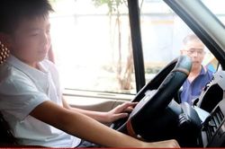 Dạy trẻ cách thoát hiểm khi ô tô bị khóa