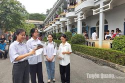 Các thí sinh bắt đầu Kỳ thi tuyển sinh vào lớp 10