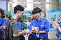 Tiếp sức mùa thi: Thủ khoa gen Z đồng hành cùng sĩ tử