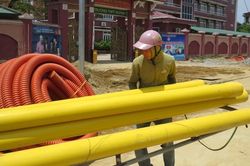 Người dân vật vã mưu sinh dưới cái nóng như đổ lửa