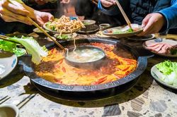 Trồng rau ăn với lẩu, người phụ nữ lập tức bị cảnh sát bắt giam, sự thật được hé lộ khiến nhiều người bàng hoàng