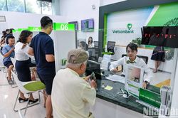 Người dân Thủ đô đổ xô đi mua vàng trong ngày đầu 4 ngân hàng bán vàng miếng SJC