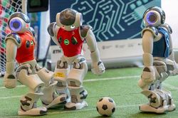 Robot chơi bóng đá tại Thượng đỉnh AI vì điều tốt đẹp