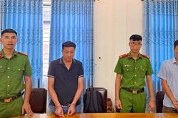 'Vẽ' hồ sơ để thu tiền của học sinh, cựu hiệu trưởng và kế toán bị bắt