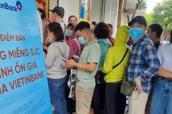 Khách mua vàng quá đông, có ngân hàng tạm dừng sau 5 phút mở bán