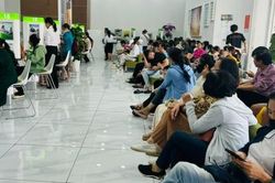 Người TPHCM xếp hàng mua vàng