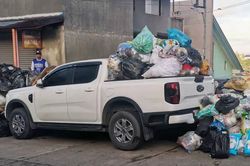 Đỗ sai quy định, Ford Ranger bị người dân chất đầy rác lên xe