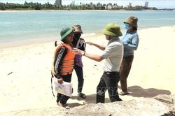 Quảng Bình: Tiếp nhận 4 ngư dân trên tàu cá bị chìm ngoài khơi vào bờ an toàn