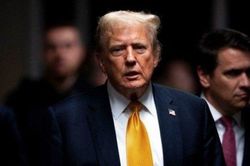 Ông Trump đưa ra lời cảnh báo khiến tòa 'khó nghĩ'