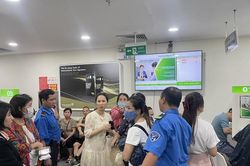Người dân 'đổ xô' đến ngân hàng chờ mua vàng miếng, giá chỉ 79,98 triệu đồng/lượng