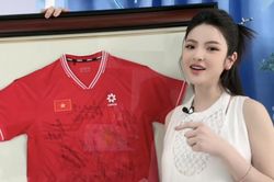 Quang Hải có phản ứng bất ngờ khi Chu Thanh Huyền gọi xin áo đội tuyển Việt Nam để tặng fan