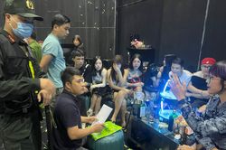 Đột kích quán A PLUS, phát hiện hàng chục 'dân chơi' dương tính với ma túy