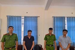 Hiệu trưởng lập khống hồ sơ, lạm thu tiền học sinh miền núi