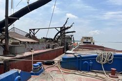 Mật phục lúc rạng sáng bắt 'cát tặc' trên sông Hồng