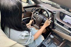 Xử lý thế nào khi xe đang chạy thì vô lăng bị khóa cứng?