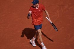 Jannik Sinner vào bán kết giải Pháp mở rộng, chiếm luôn ngôi số 1 thế giới của Djokovic