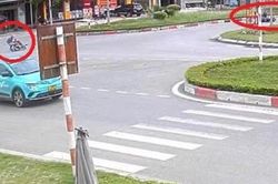 Clip: Phóng như bay tông nữ tài xế ngã sấp xuống đường, 'quái xế' gặp đại nạn