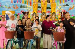 Nhóm Hữu duyên Sài Gòn trao quà đến trẻ em, người già tại An Giang