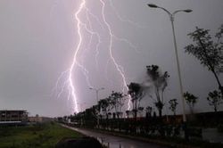 Hà Nội: Cô gái bị sét đánh trong mưa giông sáng nay