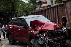 Tài xế đỗ xe sát đường sắt, bị tàu hỏa đâm nát đầu ô tô ở Hà Nội