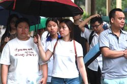 Hơn 5.000 thí sinh đội mưa dự thi lớp 10 Trường THPT chuyên ĐH Sư phạm