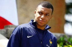 PSG từ chối trả tiền nợ lương và tiền thưởng cho Mbappe