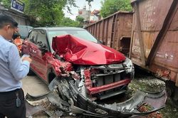 Hà Nội: Va chạm với tàu hỏa, ô tô con biến dạng phần đầu