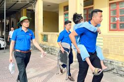 Vừa mổ ruột thừa, nam sinh Nghệ An vẫn nỗ lực dự thi vào lớp 10