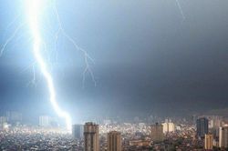 1 phụ nữ Hà Nội bị sét đánh nguy kịch