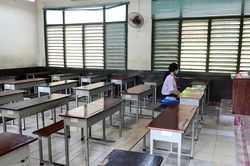 Hình ảnh làm thủ tục thi lớp 10 TPHCM, có phòng chỉ 1 thí sinh