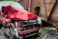 Khoảnh khắc tàu hỏa hất văng ô tô ở Hà Nội