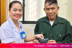 Nhân viên y tế nhặt được ví tiền trả lại cho người đánh mất