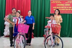 Phù Mỹ: Tuyên truyền pháp luật và tặng quà cho học sinh có hoàn cảnh khó khăn