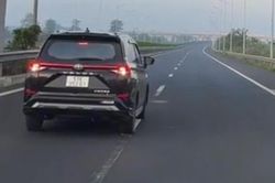 Nữ tài xế thuê ô tô đưa con đi chơi rồi chạy lùi trên cao tốc